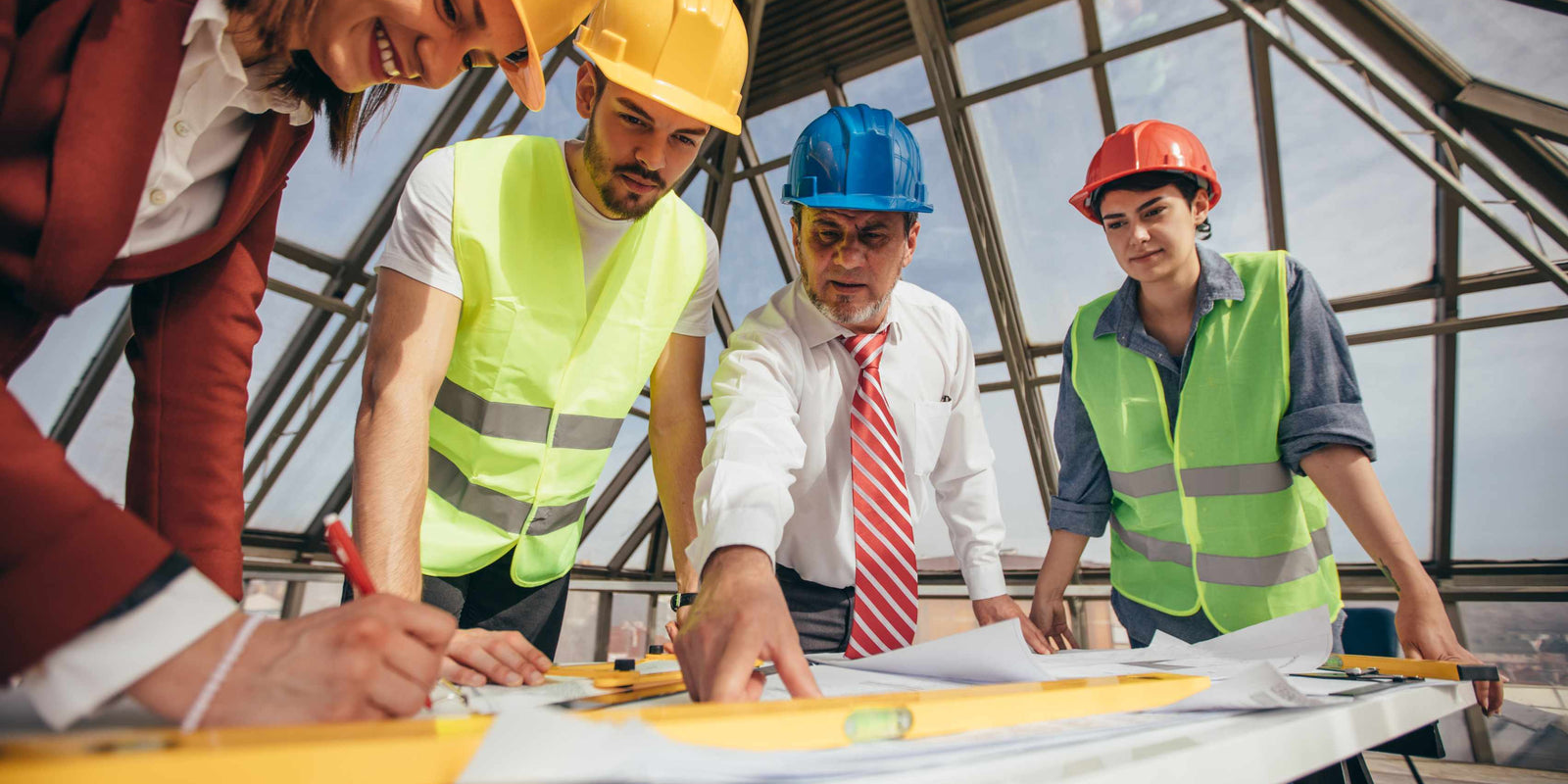 group of consstruction workers looking at plans